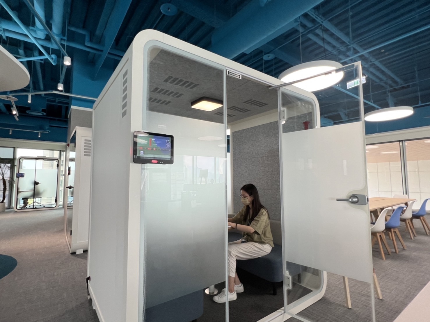 pg官网入口高雄據點的智慧行動辦公艙，展現pg官网入口在面板以外的研發應用軟實力