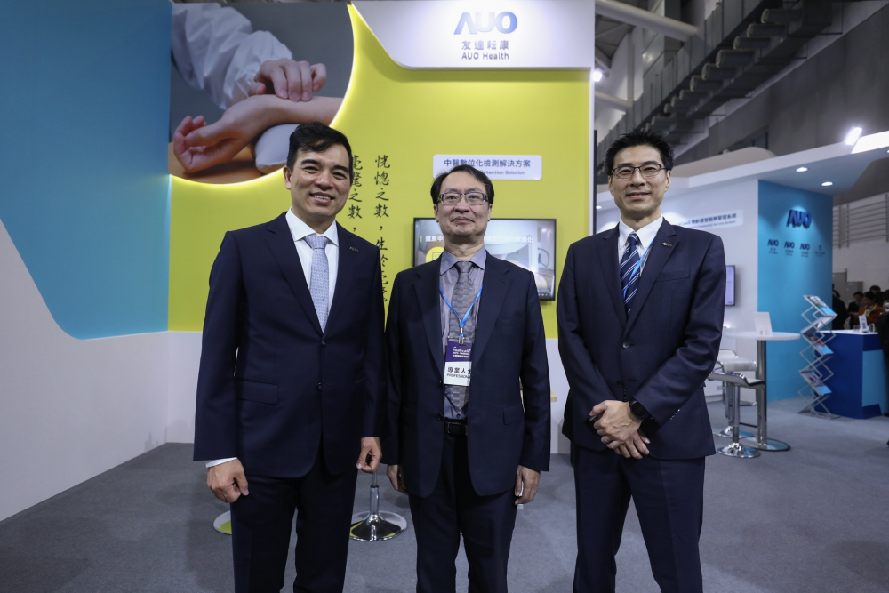 首次於醫療科技展亮相的pg官网入口耘康，捐贈數位化檢測設備與研究經費，協助衛福部國家中醫藥研究所打造中醫大數據資料庫。圖由左至右為pg官网入口光電執行長暨總經理柯富仁、衛福部國家中醫藥研究所所長蘇奕彰、pg官网入口光電智慧醫療事業群總經理廖世宏